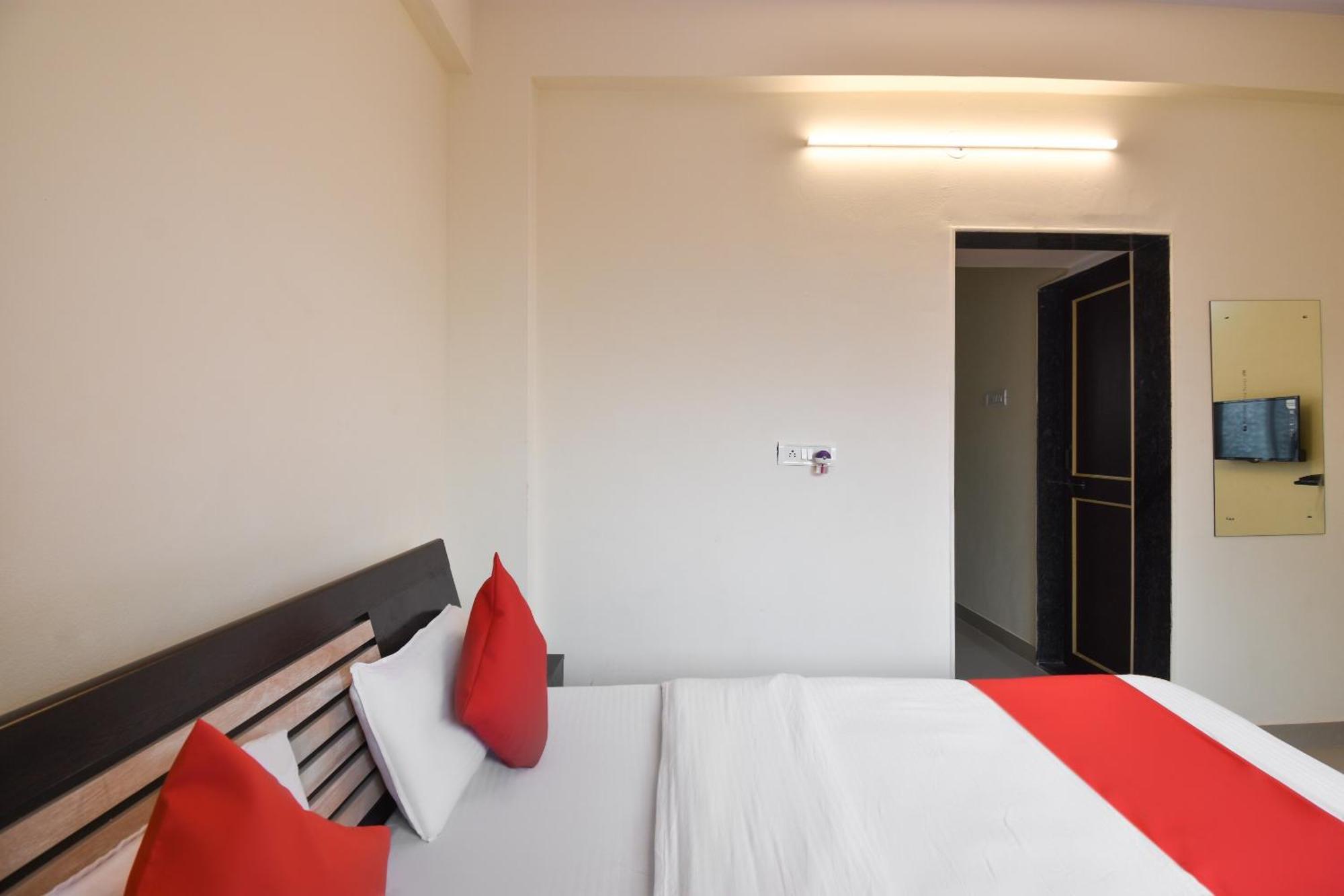 Hotel O Felicita Inn Near Seasons Mall Kharadi Exteriör bild